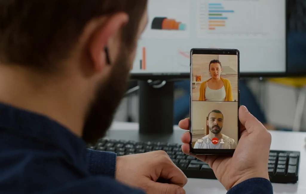 Ilustración de la interacción entre padres y docentes en la plataforma EduDati